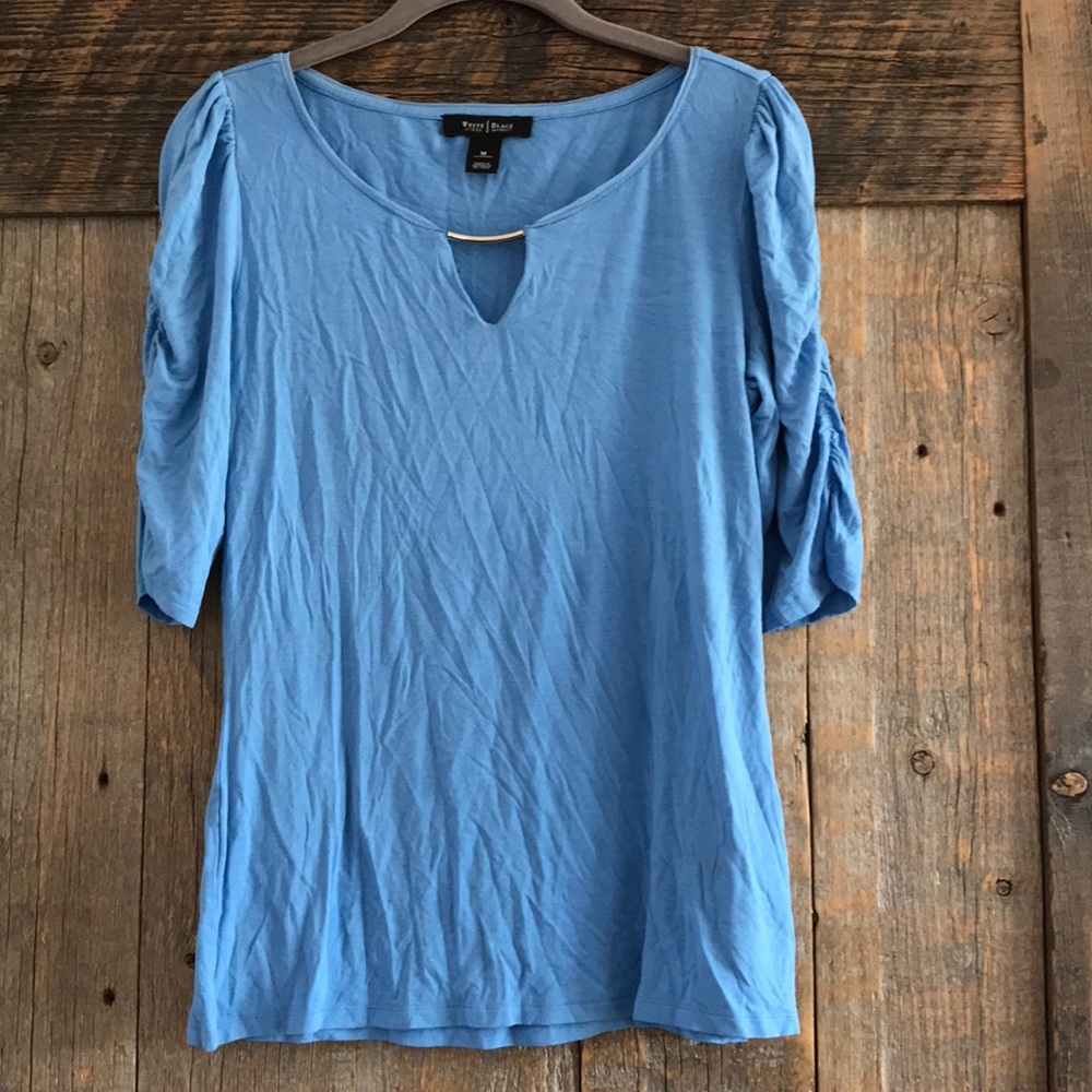 Sale!! Cute WHBM top with 🔑 hole &puffy shoulders